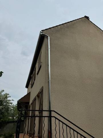 Installation complète de descentes d’eaux pluviales en zinc à Vitry-sur-Seine