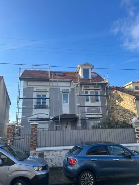 Installez une couverture en tuiles plates pour un rendu traditionnel et durable à Boissy-Saint-Léger par un couvreur artisan 94